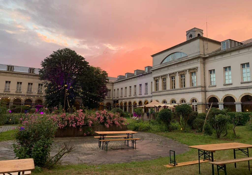 Photo du jardin du grand hospice louable pour des événements avec un beau couché de soleil dans le fond